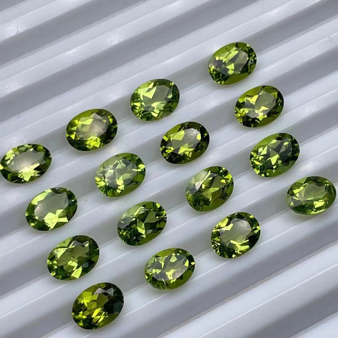 天然橄榄石蛋形戒面椭圆形裸石切面镶嵌首饰颜色鲜艳晶体通透明亮