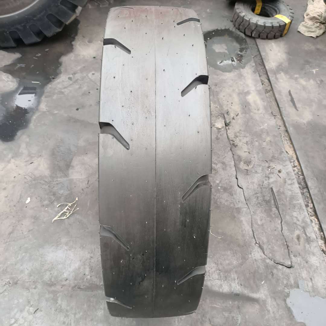 铲运机轮胎 9.75-18 10.00-20 12.00-24 光面轮胎抗刺扎