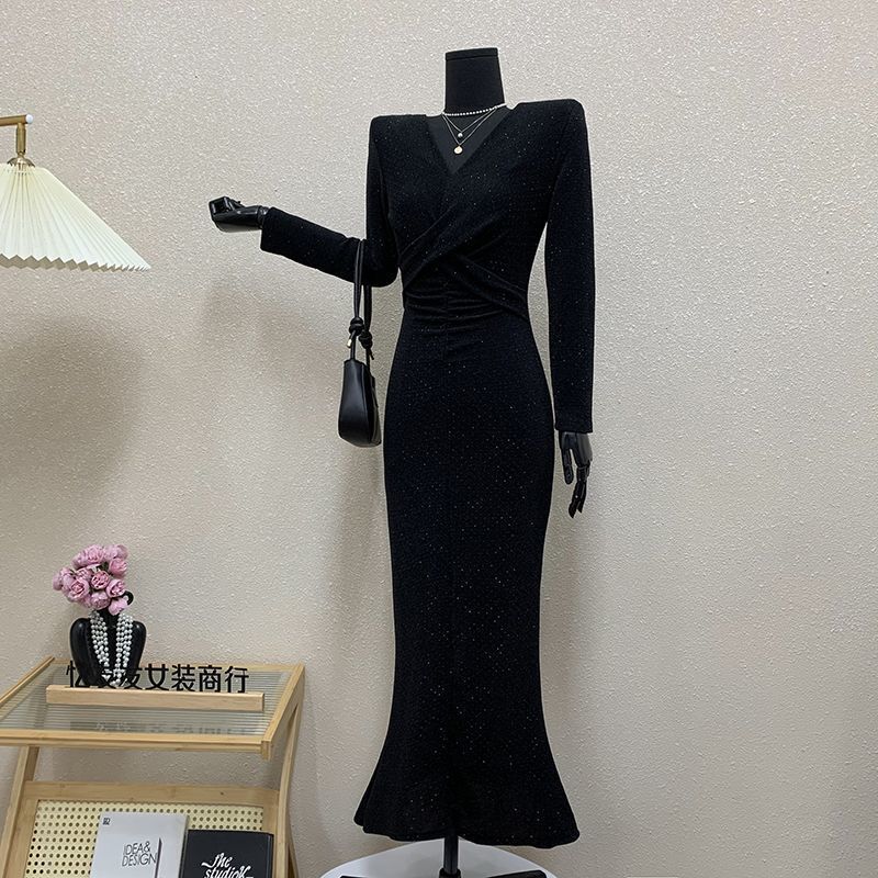New High-Waisted Slimming Long-Sleeve Bodycon Dress with Twist Detail, Ultra-Long Fishtail Style, Black Collar, Spring Collection New High-Waisted Slimming Long-Sleeve Bodycon Dress with Twist Detail, Ultra-Long Fishtail Style, Black Collar, Spring Collection