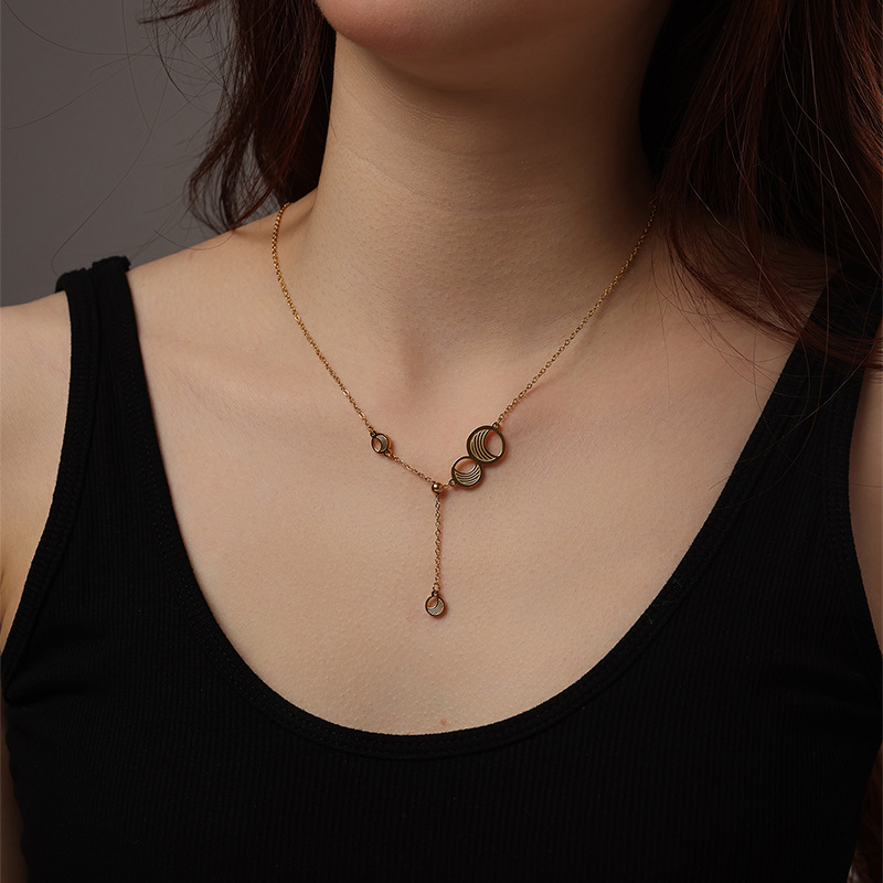 Xuping nuevo acero inoxidable chapado 24k color geometría redonda moda simple ligera lujosa fácil de llevar collar de bordas mujeres al por mayor