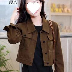 ネットの赤い小さい背のコートの女性の短いタイプはゆったりしています。