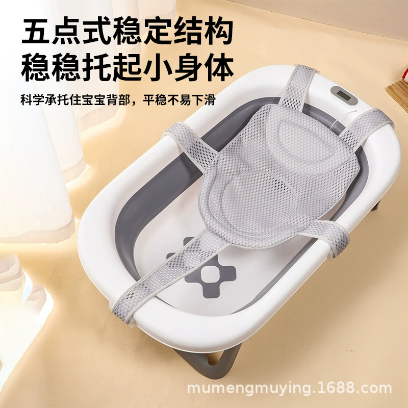 Новорожденный ребенок принимает ванну