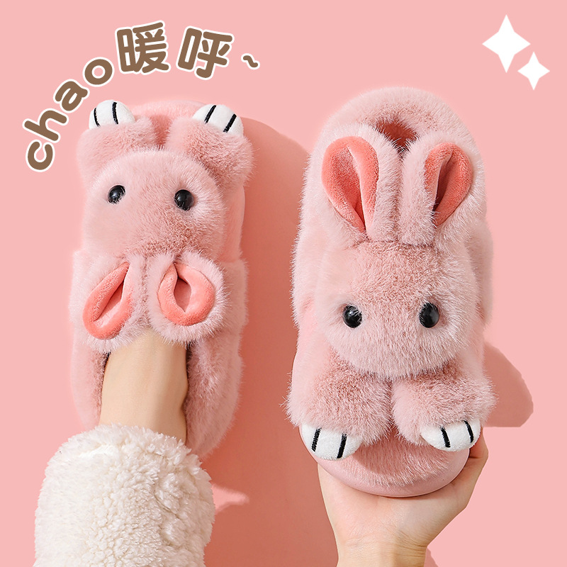 Zapatillas de algodón para mujeres invierno 2025 nuevas parejas interiores con una base gruesa de terciopelo para calentar el mes zapatos de algodón para hombres