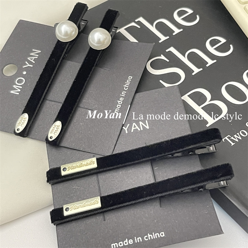 Black hairgrip with letters pearl