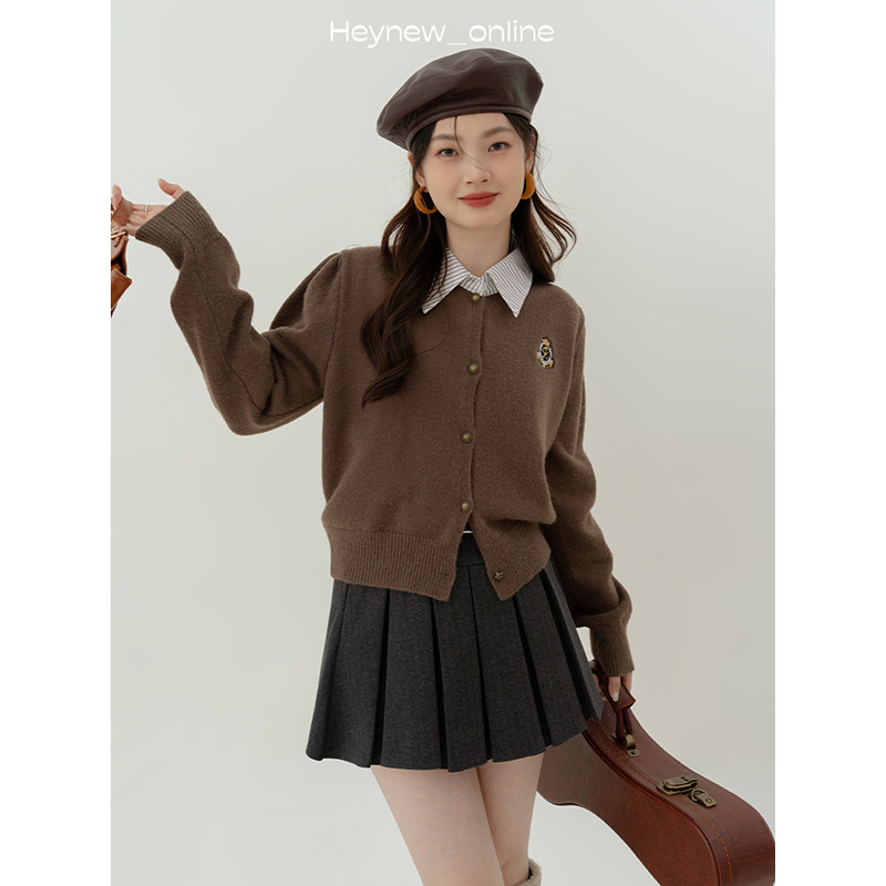 偽の2枚の学院風polo襟のカーディガンのセーターの女性秋冬のデザイン感の小さい人たちはニットのカーディガンを着ます。