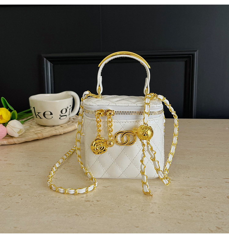 Bolso de mujer caja de mano de verano bolso pequeño 2026 nuevo estilo de alto nivel sensación pequeña fragancia estilo diamante cadena mochila