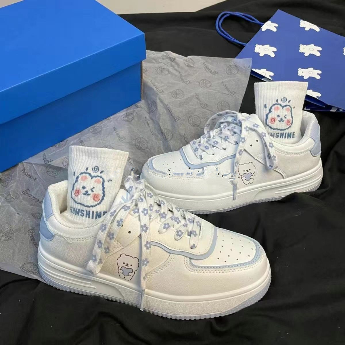 2023 primavera y otoño nuevo oso lindo de las mujeres zapatos blancos casuales punta redonda plana zapatos blancos para estudiantes al por mayor