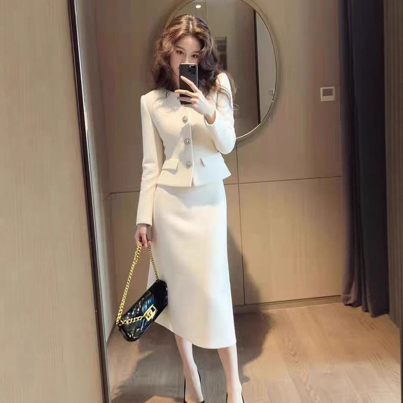 A Complete Set of Beautiful Autumn and Winter Elegant and Professional White Jacket and Skirt Suit A Complete Set of Beautiful Autumn and Winter Elegant and Professional White Jacket and Skirt Suit