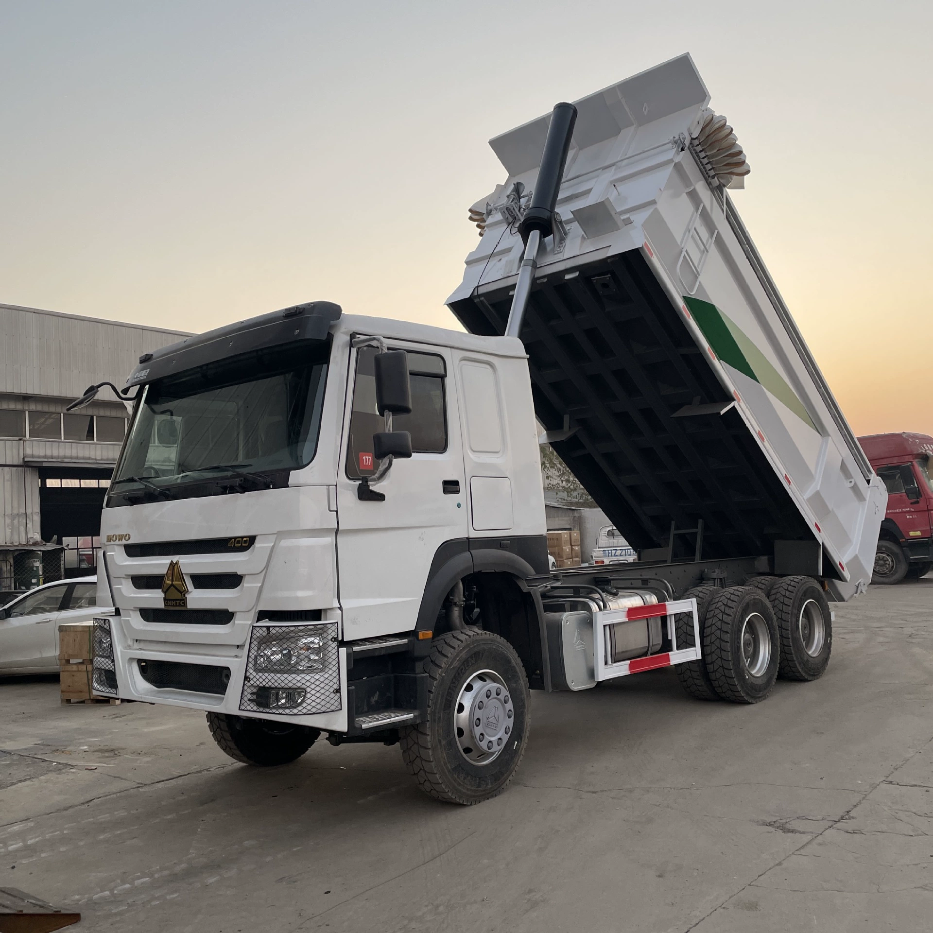 Экспорт новых самосвалов Howo Tx400, подержанных автомобилей, тягачей, полуприцепов, самосвалов Shaanxi Automobile Delong.