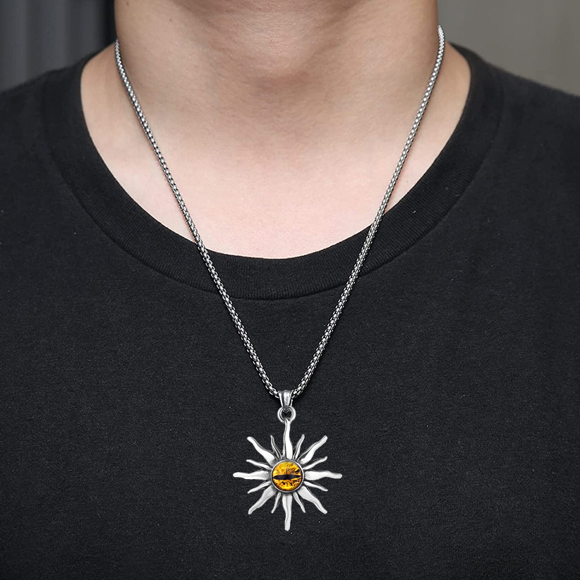 Collana con ciondolo a forma di dio del sole e occhio magico, in acciaio al titanio di alta qualità, per uomo, in vendita all'estero_voghion.com