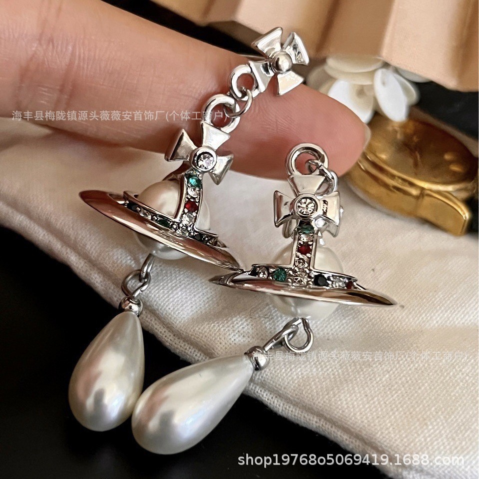 Classic three dimensional earrings from pearl drop-shaped