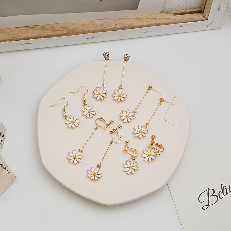Fresh fashionable sophisticated earrings