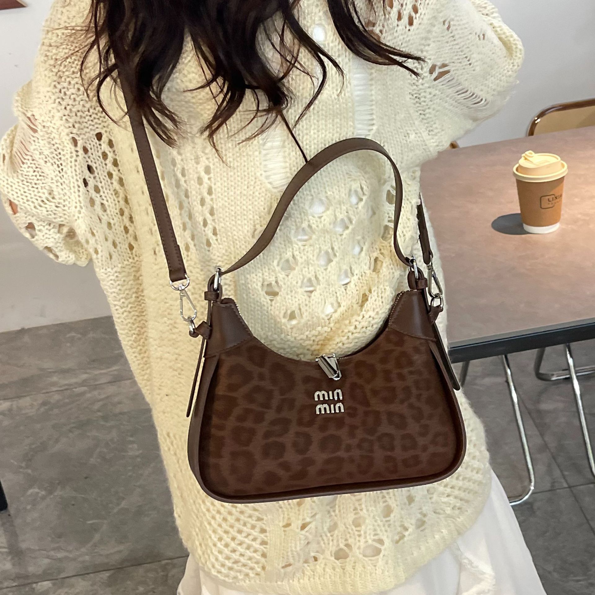 Niche Zhong bolso de brazo de diseño mujer 2025 nuevo estilo de alta sensación de bolso de hombro universal de moda con patrón de leopardo mochila