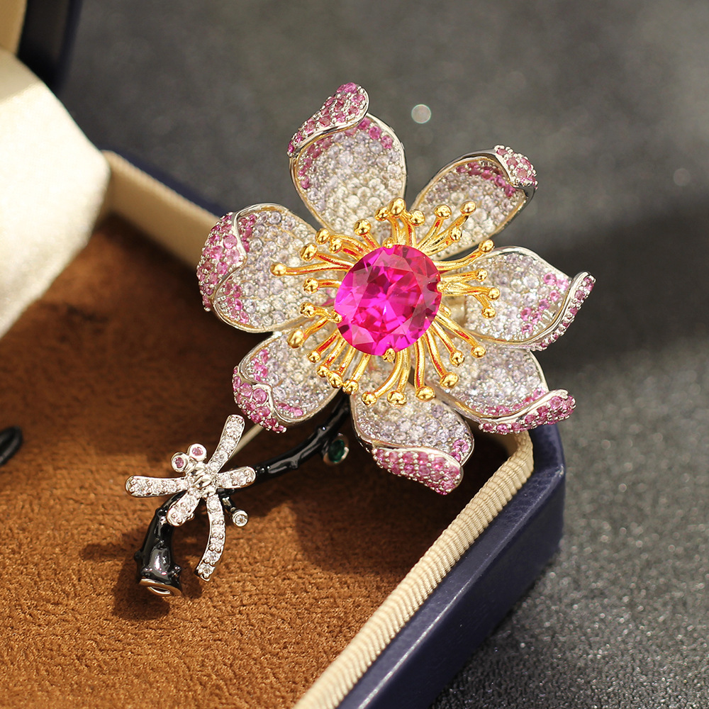 Light Luxury High-End Jewelry Red Gradient Stereo Bouquet Brooch Elegant Accessible Luxury Heavy Industry Corsage Brooch Women's Model