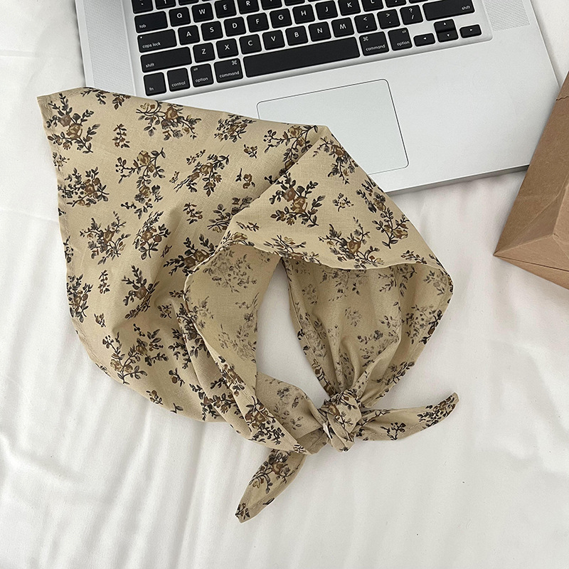 Flores trituradas bufandas de triángulo mujeres otoño invierno decoración universal bufandas de seda bufandas al por mayor en el sistema de bosques pequeños frescos