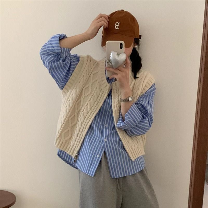 Knitted vest with zipper with a round collar