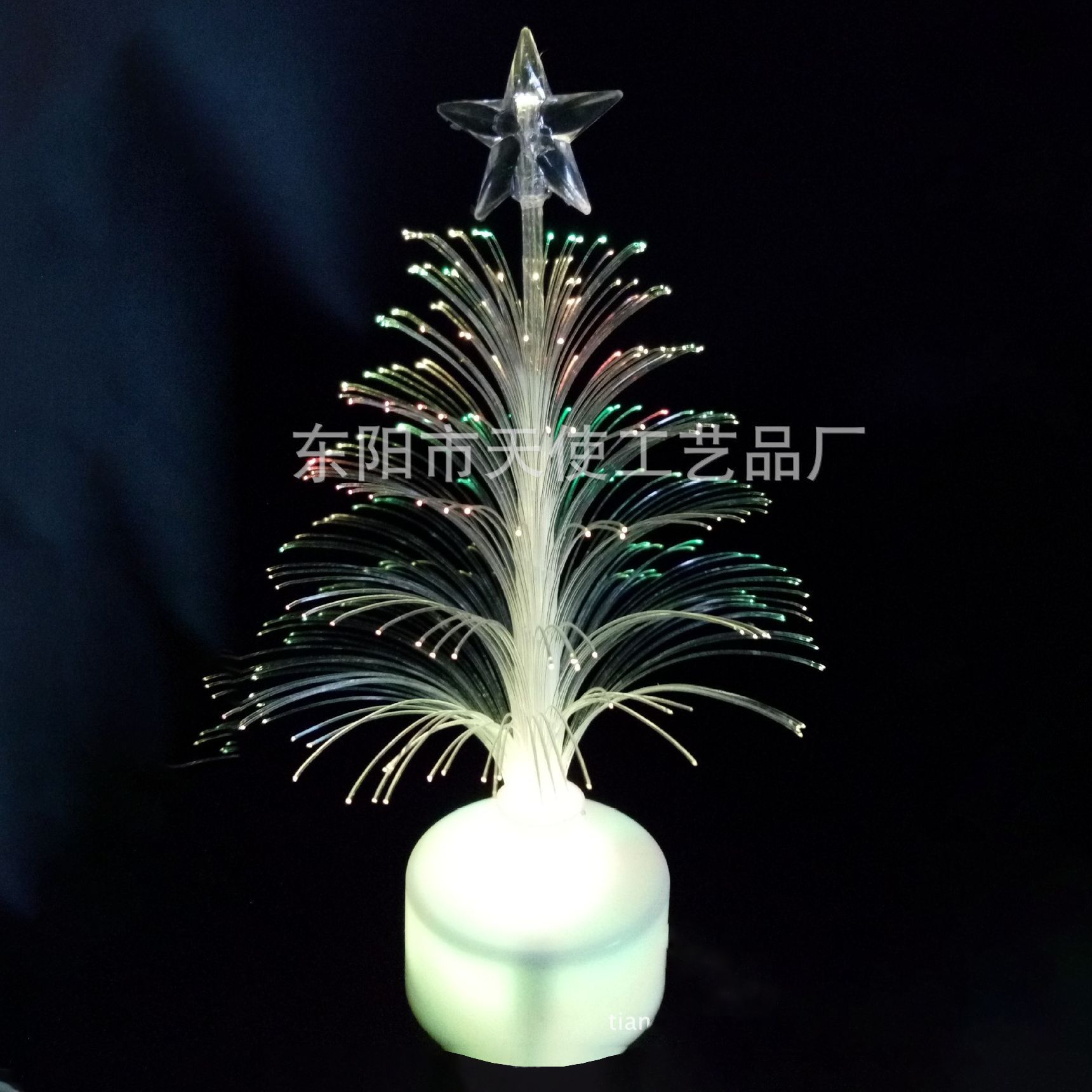 Pequeño árbol de Navidad sobre fondo blanco.