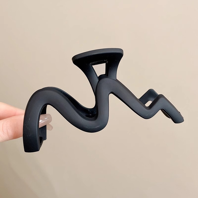 Versión coreana de letras negras, clip cuadrado grande, clip de tiburón femenino, volumen de cabello en la parte posterior de la cabeza, clip de cabello al por mayor