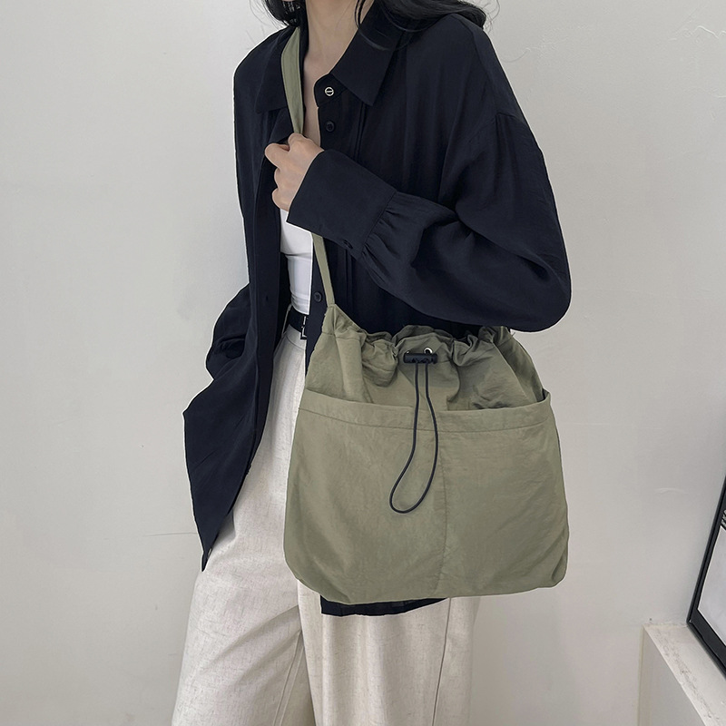 A stylish single-shoulder crossbody bag for 2024, a large-capacity casual commuting bag for classes, and a beautiful and fashionable underarm bag for women undefined