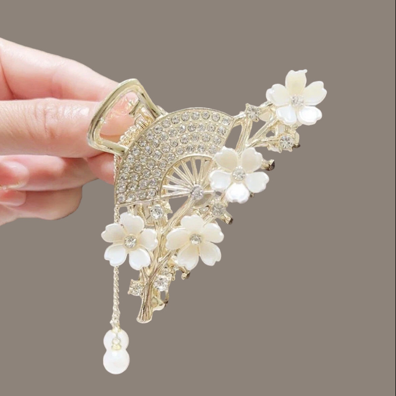 부채꼴 모양의 라인스톤 태슬