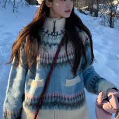 秋冬の雰囲気感フェア島のセーターのコートの女性はゆったりしています。