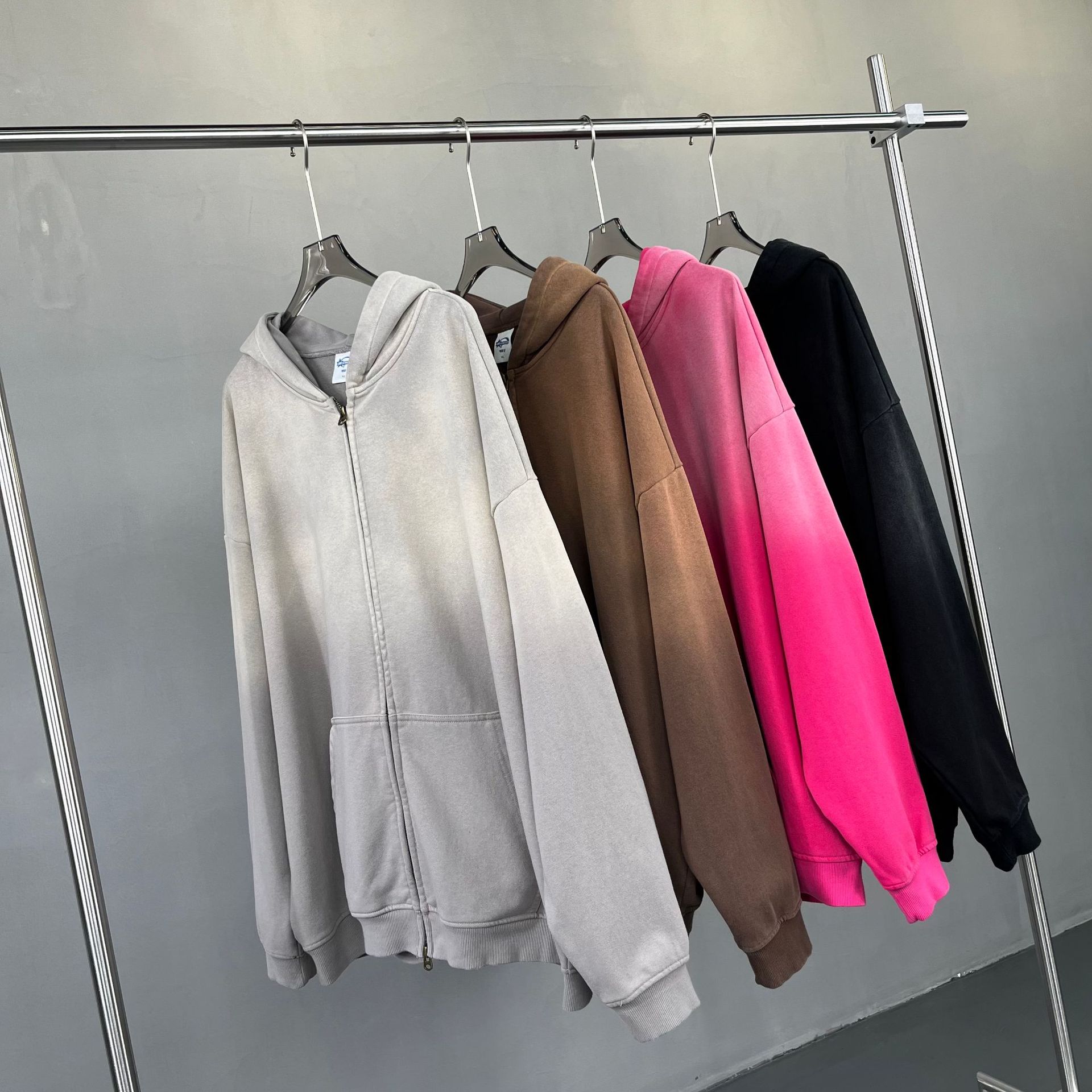 Vīriešu apģērbs, mazgāts uz ielas, veci krāsots aerosola krāsā, balts, kapuci, žurku soma, rāvējslēdzēja jaka, lielizmēra džemperis, kapučjakas._voghion.com