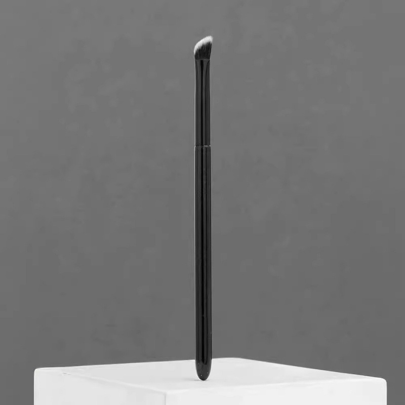 三角の化粧品のコンシーラーは顔のハイライトを上げて涙の溝をブラシします。|undefined
