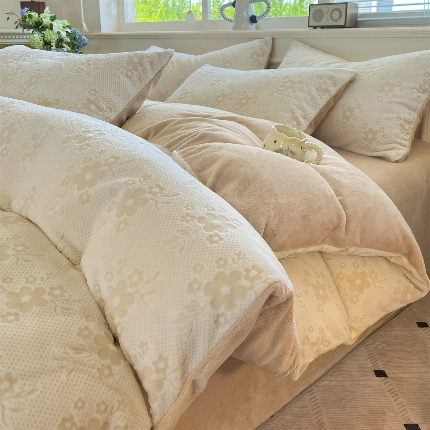 La cama de terciopelo de leche tallada de cuatro piezas en invierno grueso 2025 nueva sábanas de terciopelo de coral cubierta de cama de tres piezas