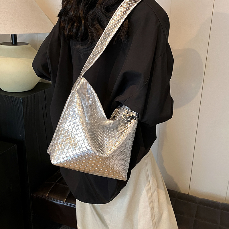 Bolsos de tejido de alta sensación para mujeres 2024 nueva moda coreana bolsas de hombro de viaje simple de gran capacidad