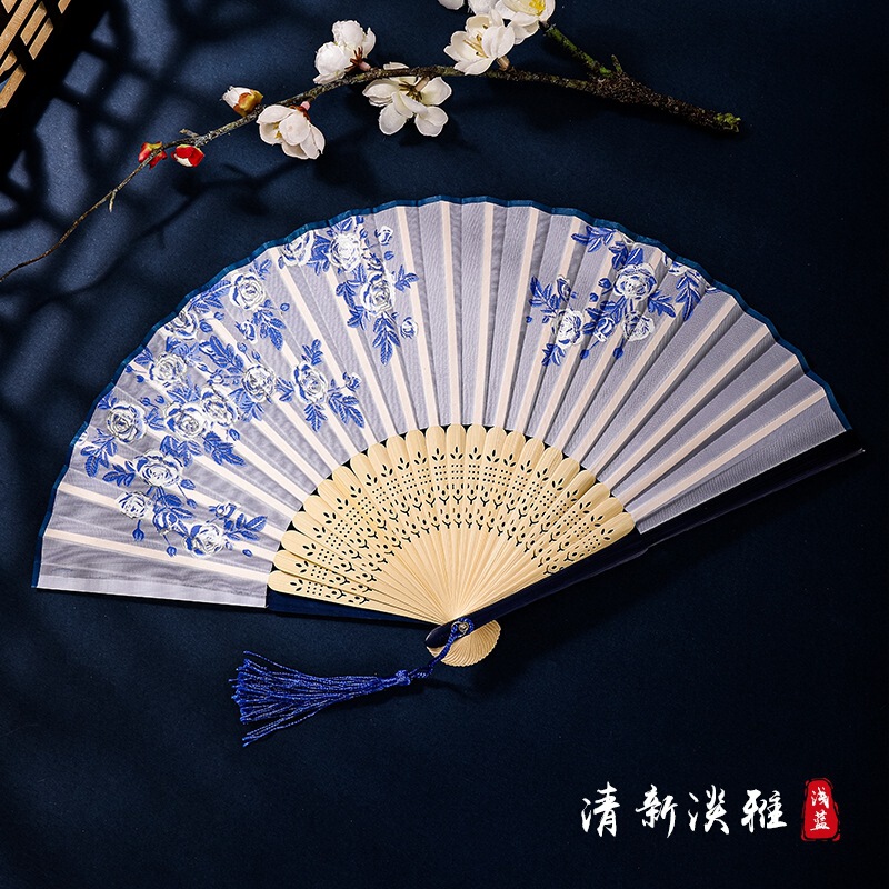 古代のチャイナドレスの女性の漢服の子供のダンスの桜の扇の中国風の夏は桃の花の扇子を身につけて古風を扇に折ります。|undefined