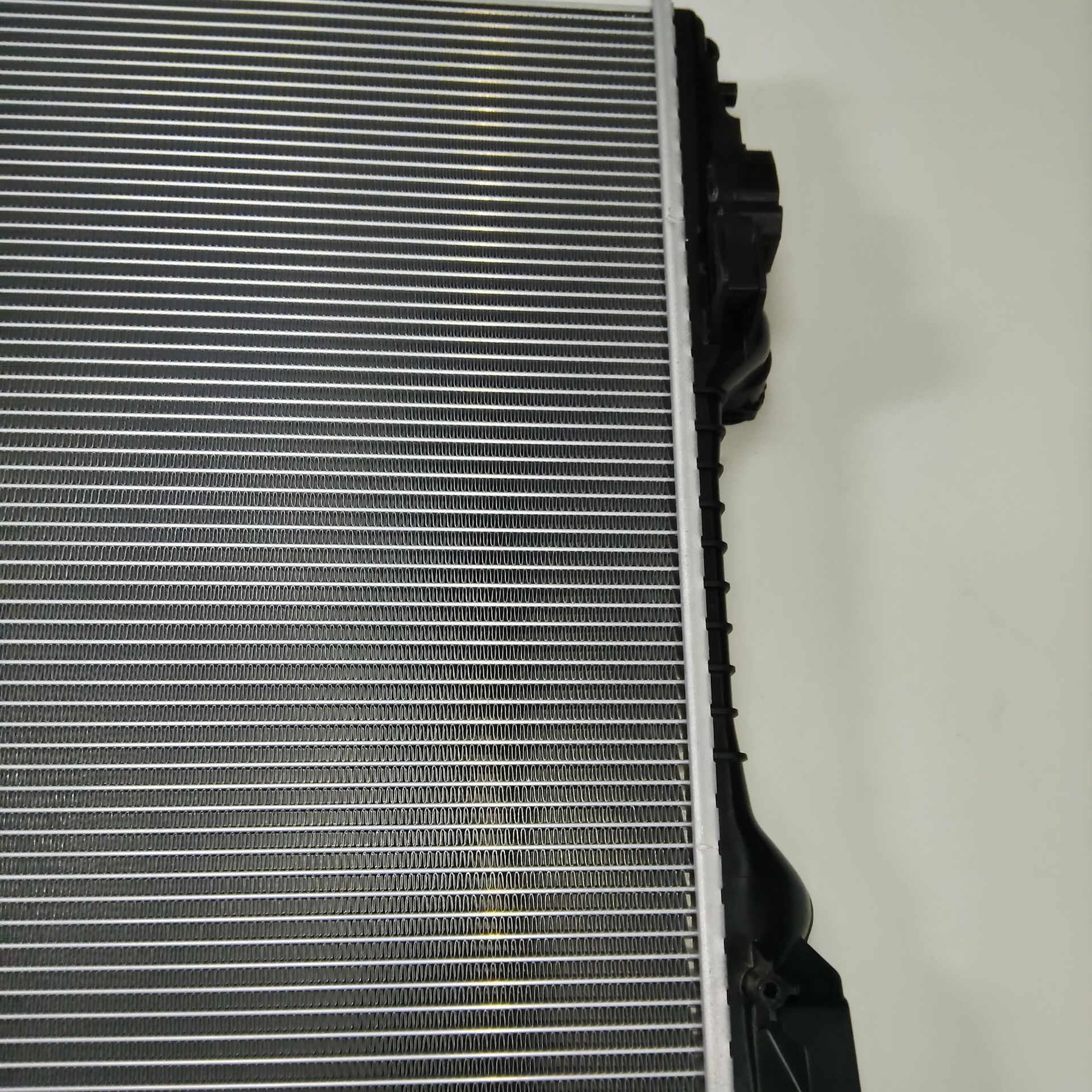 Suitable for 2010-2016 Porsche Panamera Radiator Water Tank Model 97010613103