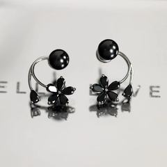 大衆のデザイン感の高級な黒色の花の2つはピアスの気質をつけています。