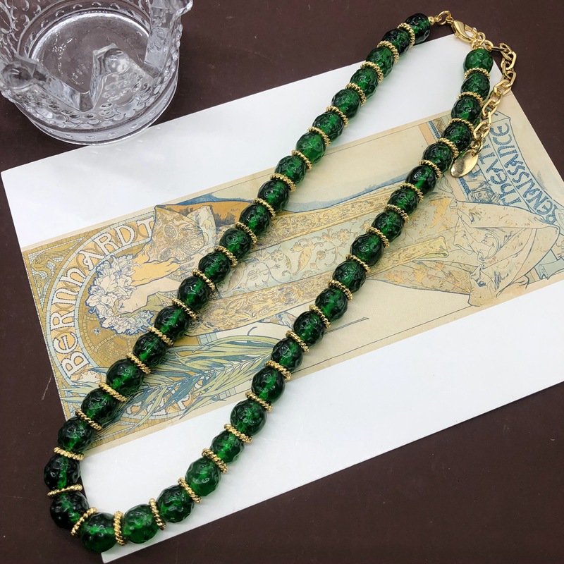 Set di orecchini corti con perline di vetro smeraldo del Medioevo occidentale placcati in oro vero e diamanti, lunghezza media_voghion.com