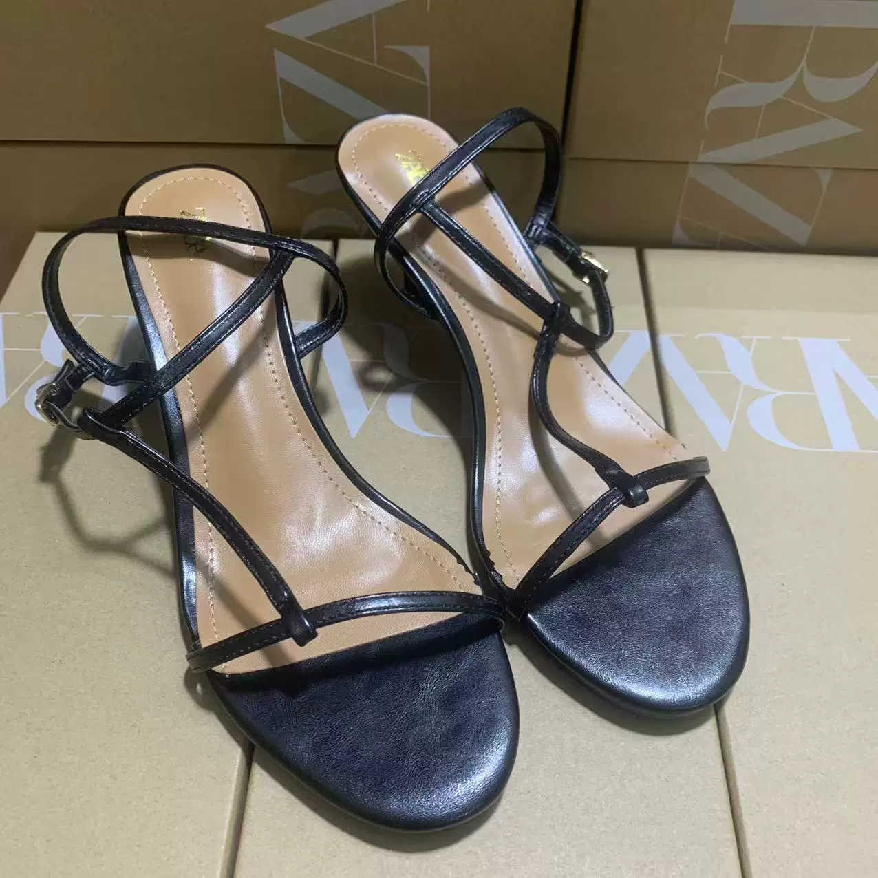 Сандалии (Zara) женские с ремешком и пряжкой, летний яркий стиль