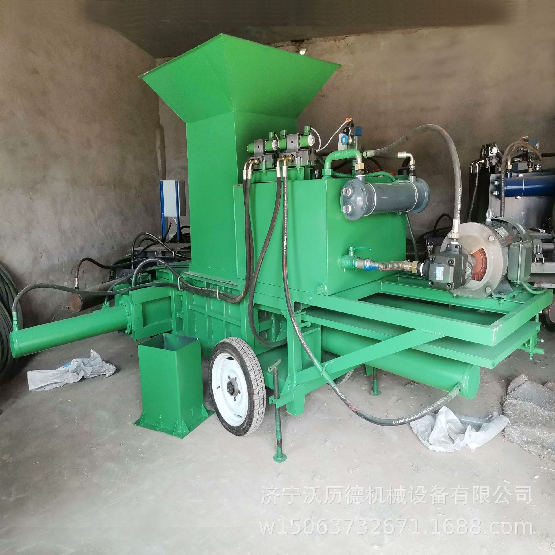 大型秸秆稻草粉碎套袋机 稻草压块机 自动装袋三缸压缩机