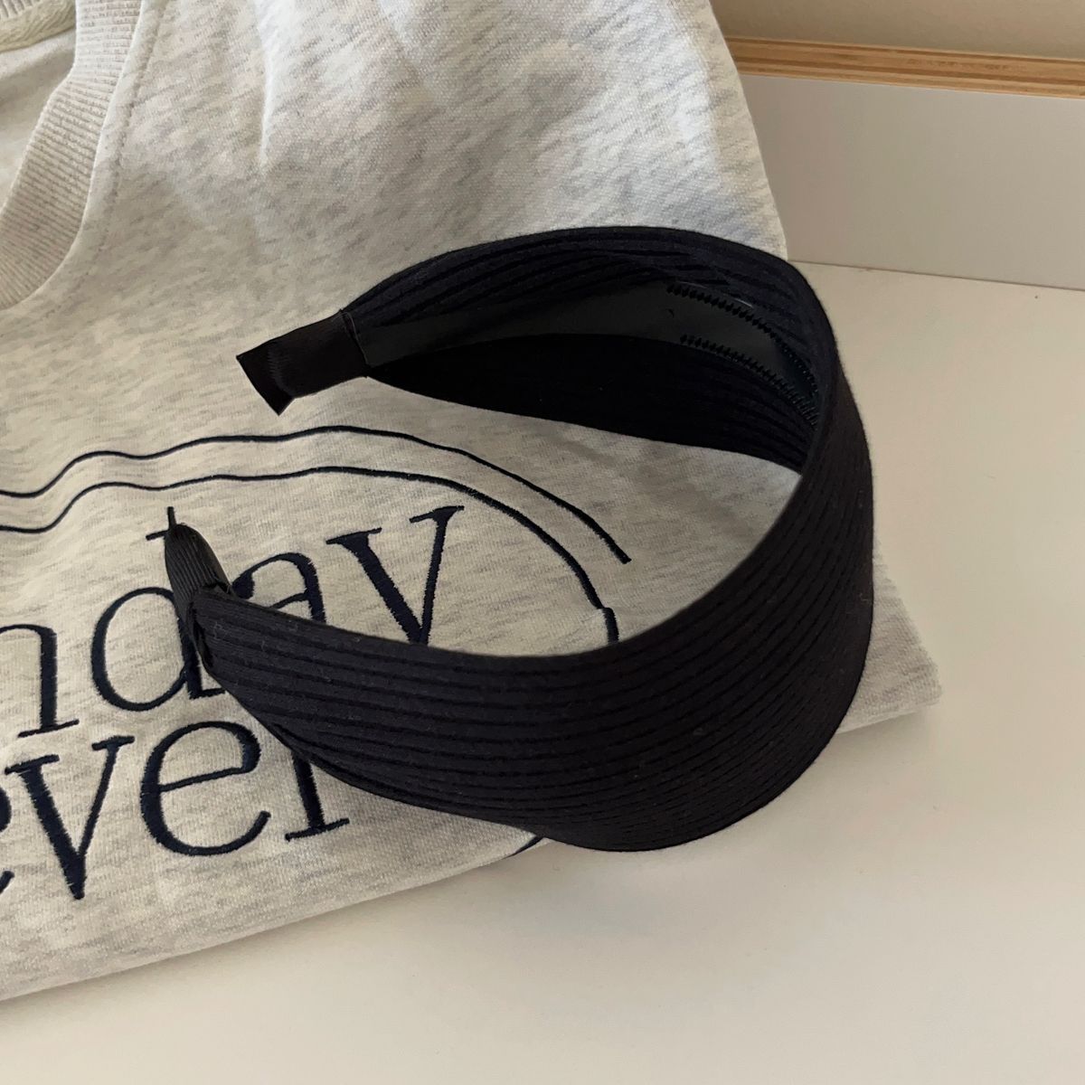 Aro de cabeza negra de borde ancho