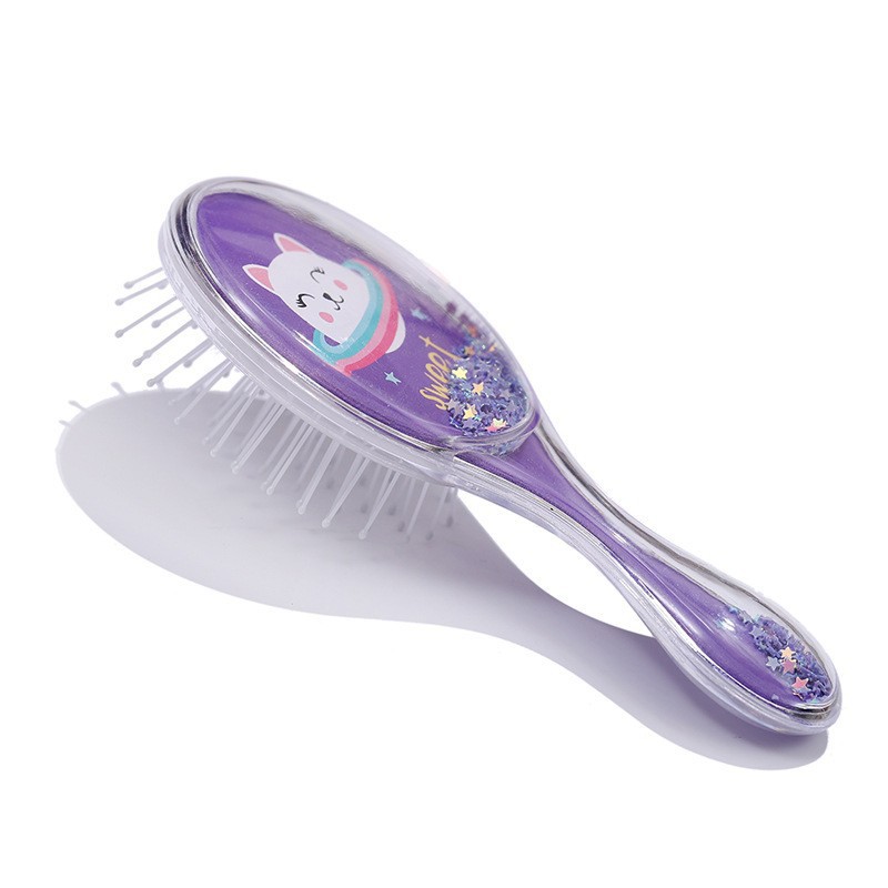 보라색 배경에 작은 흰색 고양이