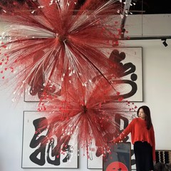 花火の装飾は葦のピーコックの粉黛白日の花火の新年の美陳花火の木の春節のシーンの配置をシミュレーションします。