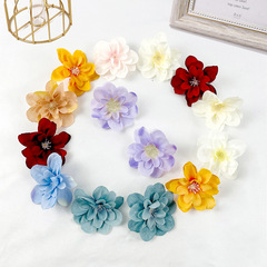 飛燕草の花の直径6cmの小さい花の頭をシミュレーションします。
