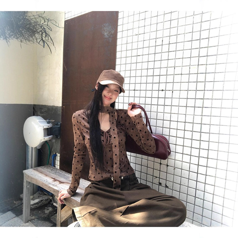 Retro Coffee Color Polka Dot V Neck Long-Sleeved T-Shirt for Women in Autum, Chic, Age-Reducing and Slimming Look Hot Girl New Top