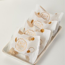 蛋黄酥定制厂家直销雪媚娘传统美食糕点网红零食学生代餐饼香酥