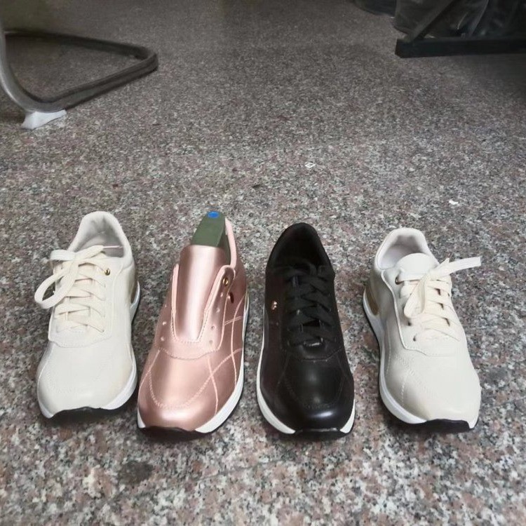 Plusstorlekar damsneakers med tjock sula och en enkel snörning i färgen_voghion.com