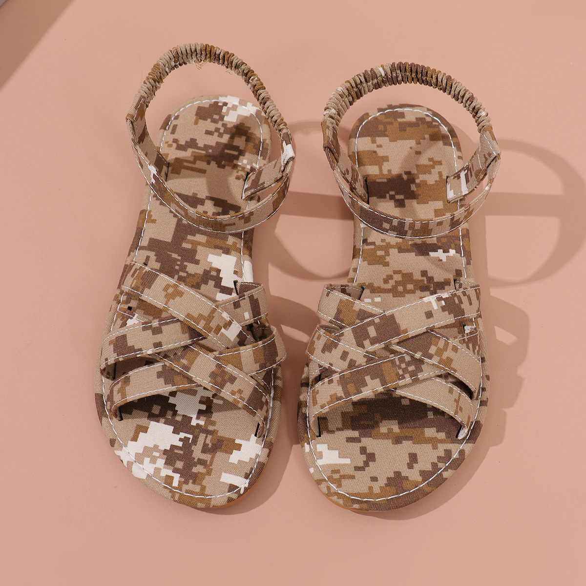 La tía transfronteriza usa sandalias de moda con un pie en la boca de un pez