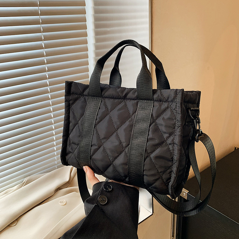 Otoño y invierno coreanos nuevos bolsos de algodón bordados universales 2024 textura pequeña fragancia de viento contra el color de diamante bolso de hombro portátil