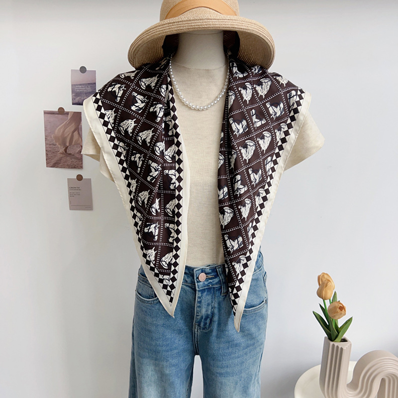 Bufanda triangular con estampado de objeto en movimiento avanzado de moda blanca marrón pony ins Bufanda de seda fina de temperamento creativo transfronterizo europeo y americano