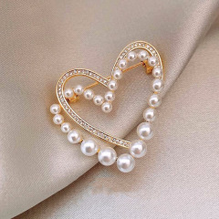 Xiaoxiangfeng Pearl Love Brooch, High-end Women's Design, Niche Exquisite Pin, Coat Accessories, Sweater Corsage