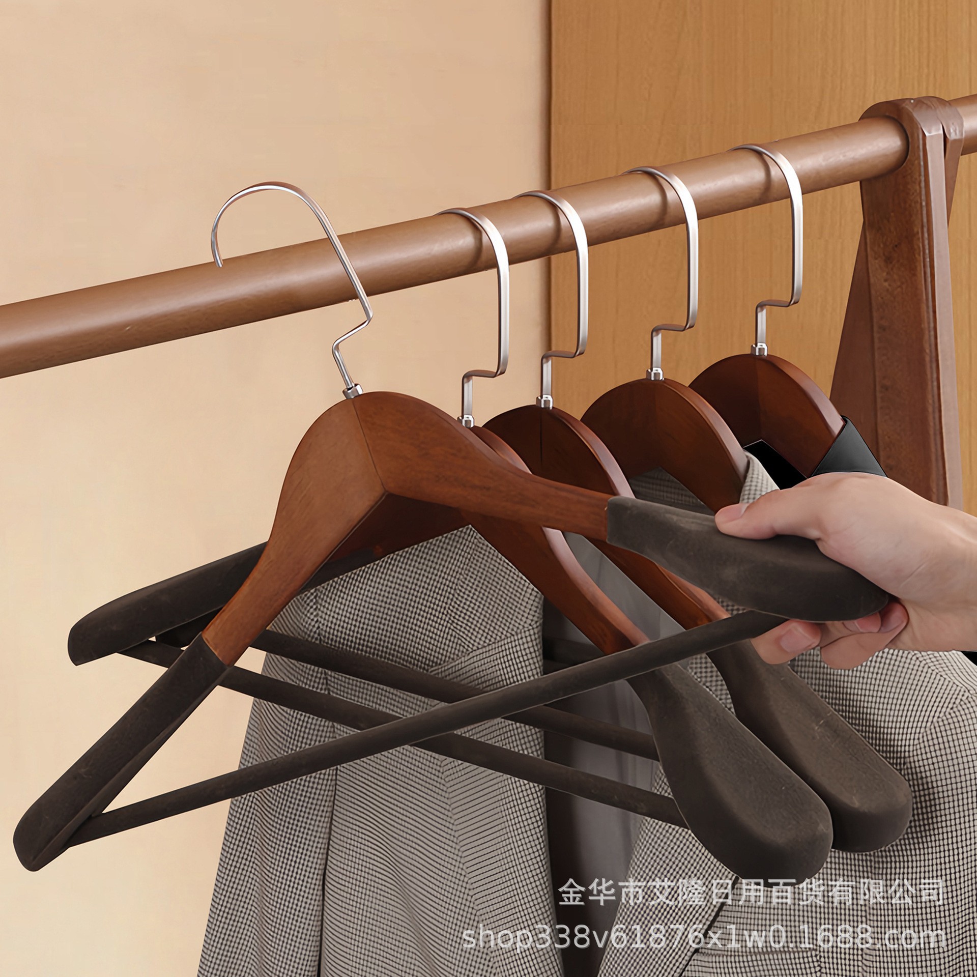 Percha de madera sólida de alto grado hombro ancho flocado abrigo casero traje colgante sin marca colgante de madera sólida colgante al por mayor