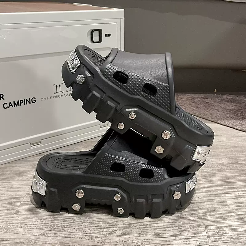 巴黎洞洞鞋女2024新款厚底增高铆钉凉鞋跨境金属包头拖鞋男一字拖