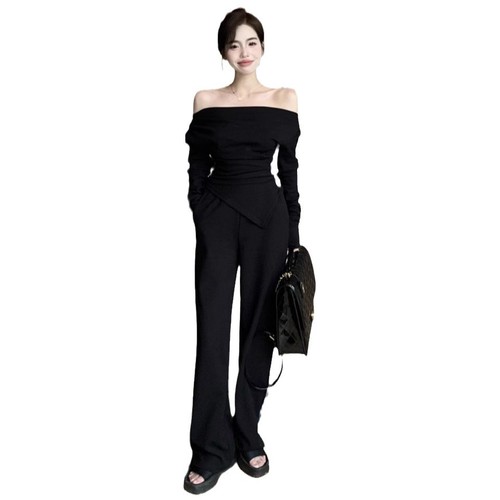 Sexy hot girl off-shoulder base top for fall/winter: tummy-covering, waist-slimming, and figure-flattering irregular long-sleeve T-shirt with a subtly alluring vibe.