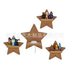 新しい壁掛け式の木製の手で物を置く棚の創意的な形の実木の収納棚の壁面は木製の物を飾って棚を置きます。
